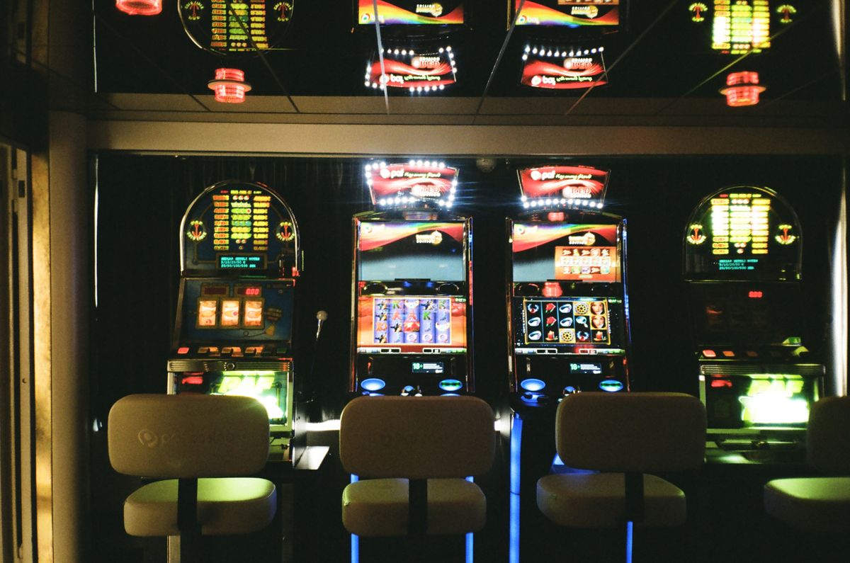 Dãy máy slot trong casino